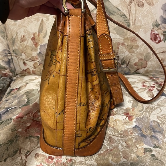 Authentic Alviero Martini World Map Bucket Bag - Picture 6 of 16